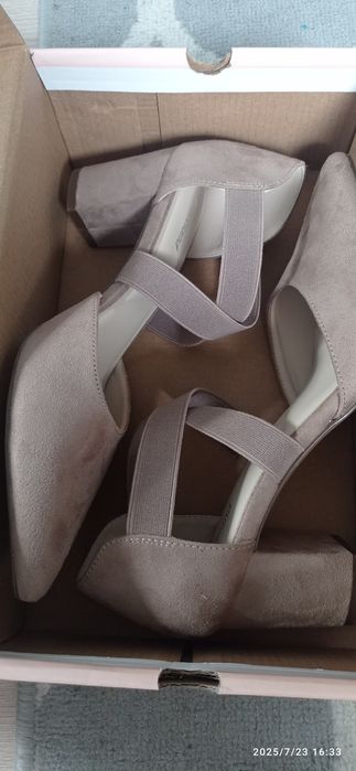 Piękne zamsozwe buty na obcasie nowe