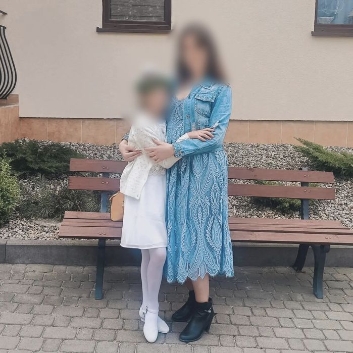 Śliczna koronkowa błękitna sukienka