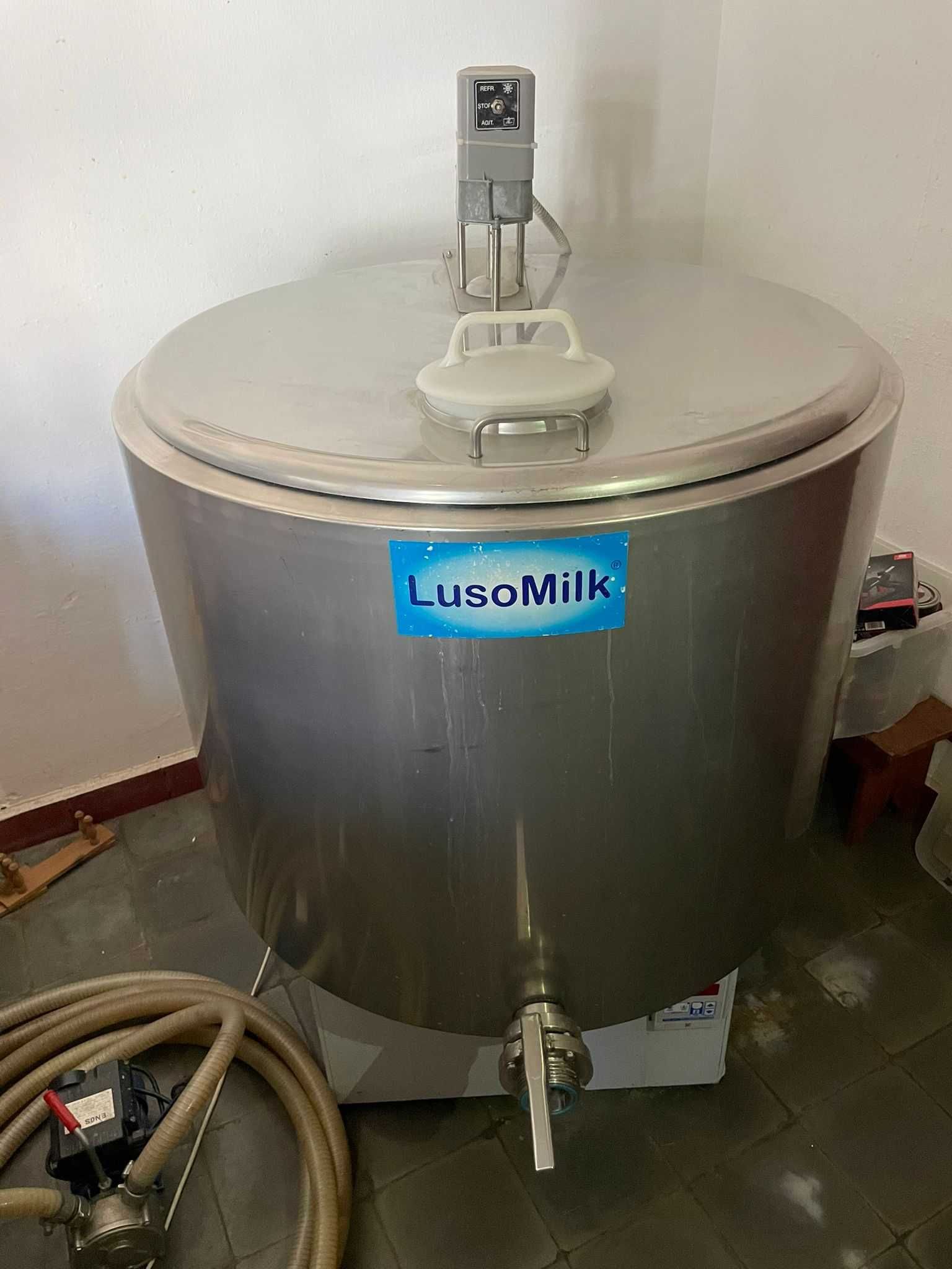 Cabras, amarre de 12 cabras, máquina de ordenha e tanque de 300l