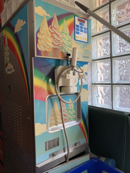 Automat do lodów Carpigiani. Maszyna do lodów włoskich. Rainbow polewy