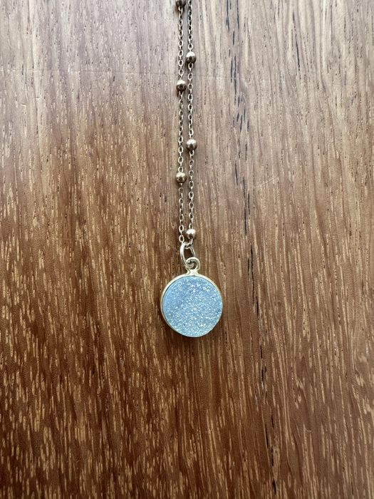 Colar dourado com ametista azul Inês Rochinha