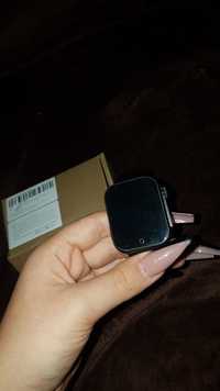 Smartwatch preto com carregador e caixa