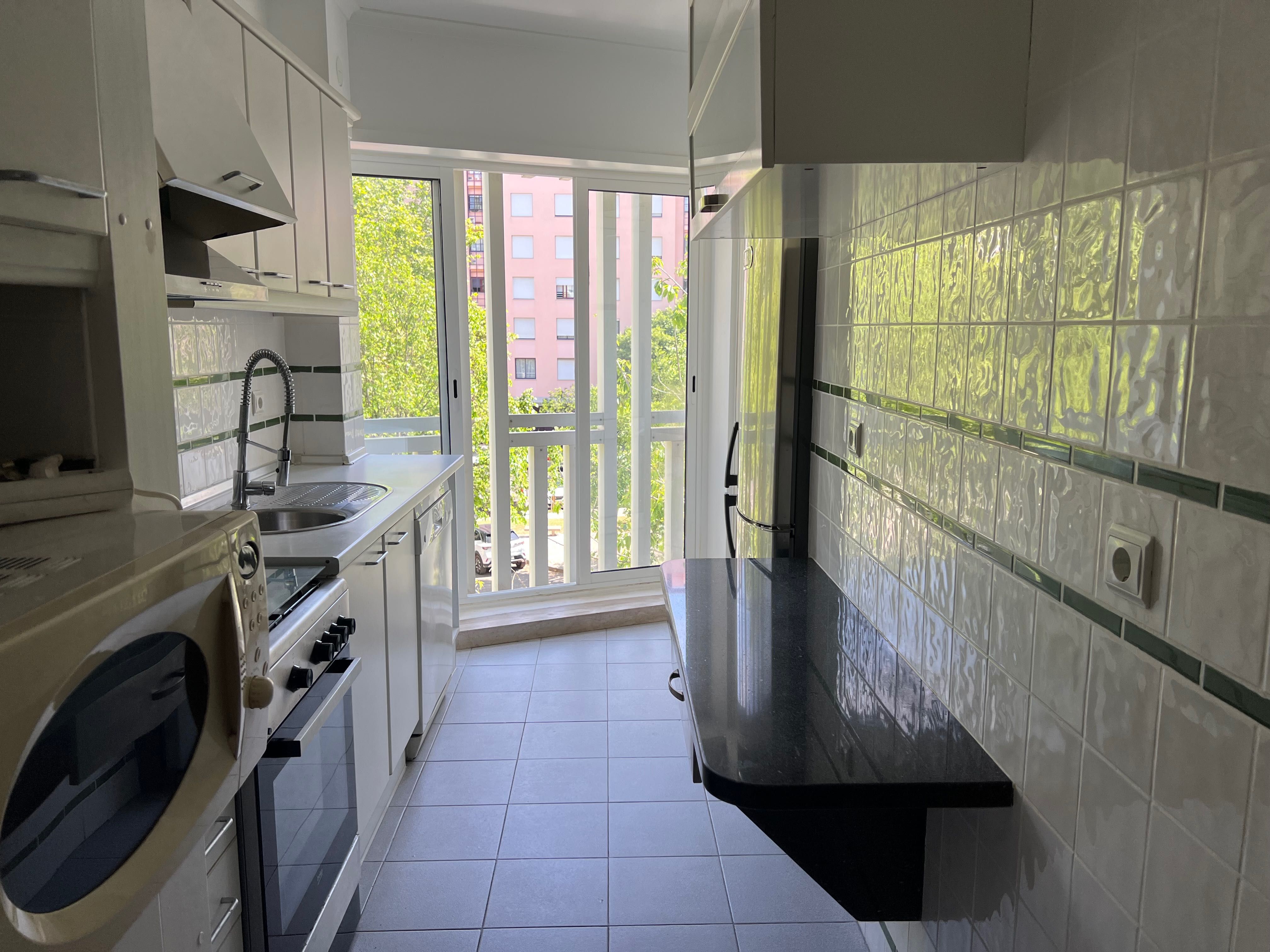 Arrenda-se Apartamento T2 , mobilado e c/garagem em Telheiras, Lisboa