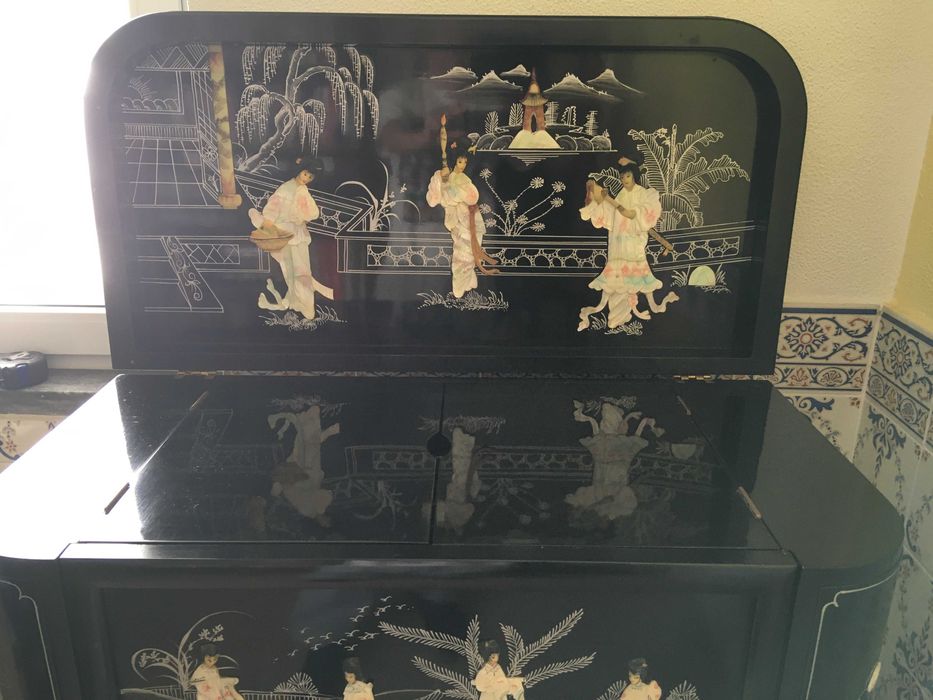 Móvel bar chinês preto em madre perola com gravuras em relevo