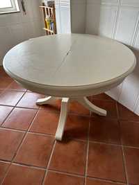 Mesa redonda de madeira branca
