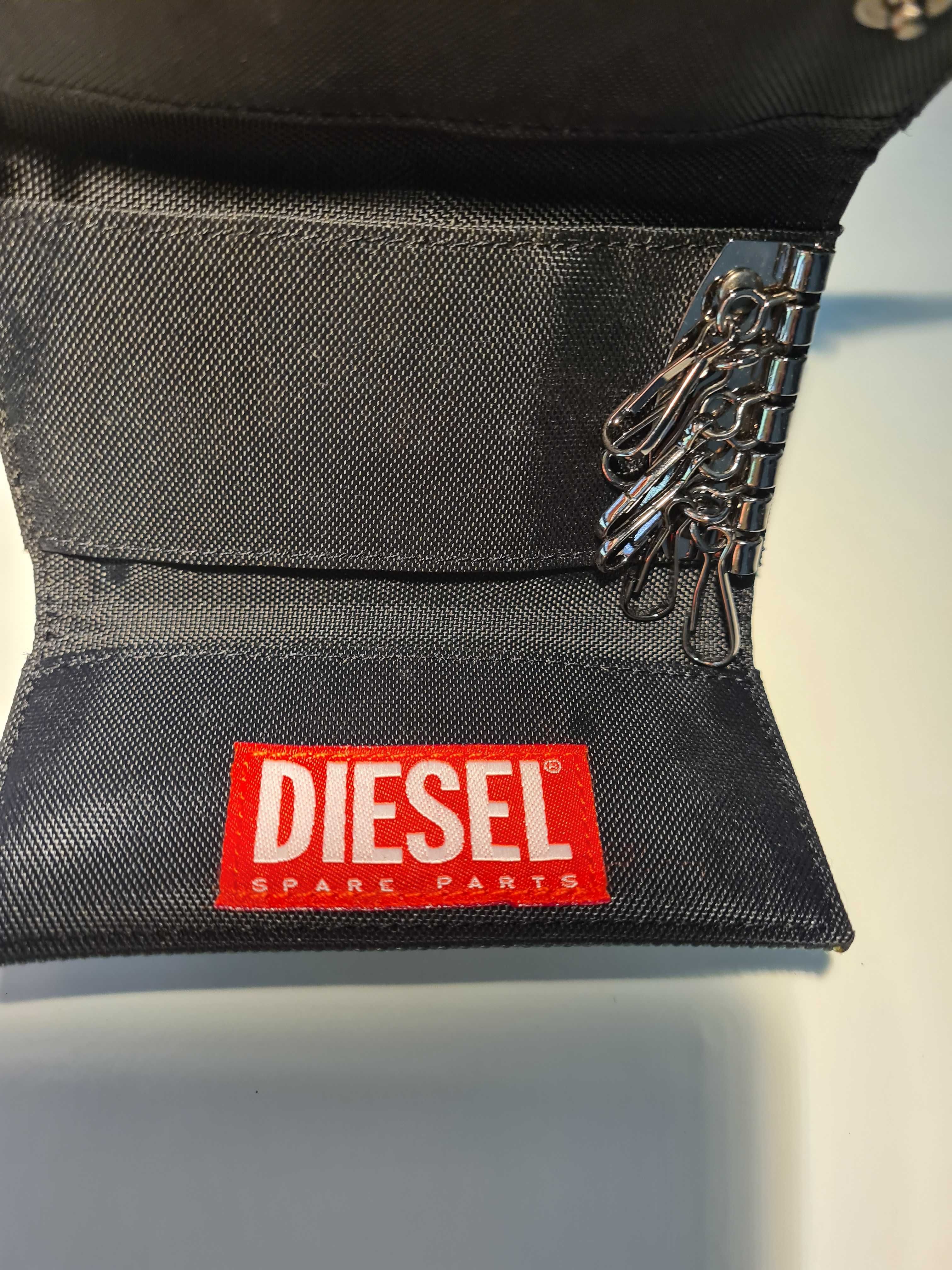 Porta- chaves da marca Diesel e outro