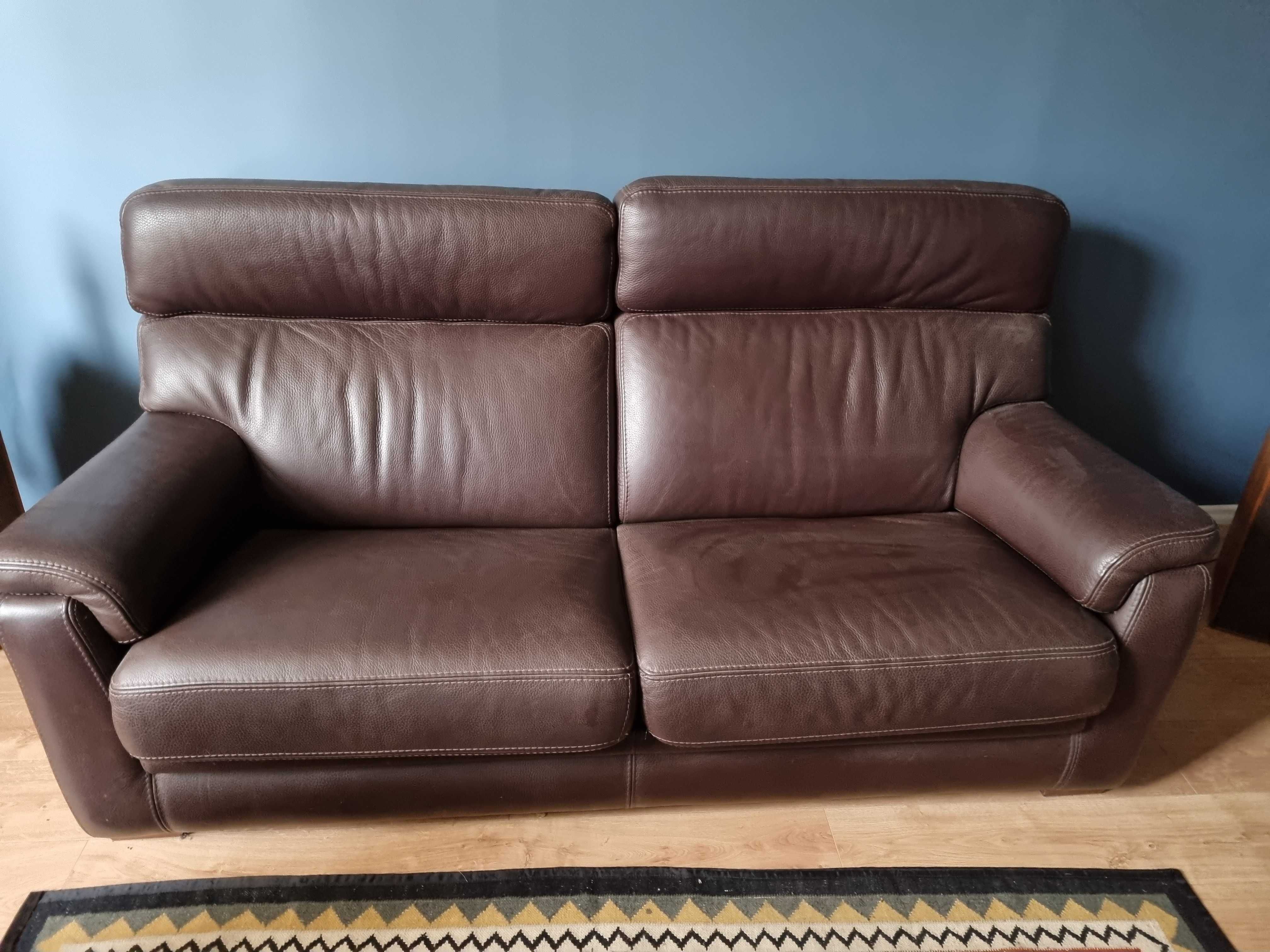 brązowa skórzana sofa