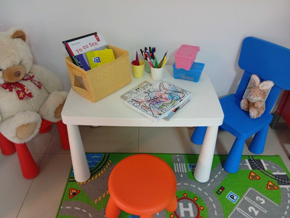 zestaw dla dzieci do zabawy,stolik,dwa krzesełka i taboret ,plastikowe