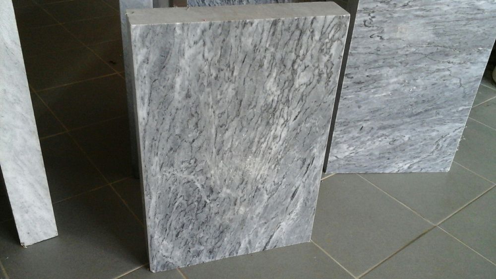 Pedras mármore  polido e garrafas espumante