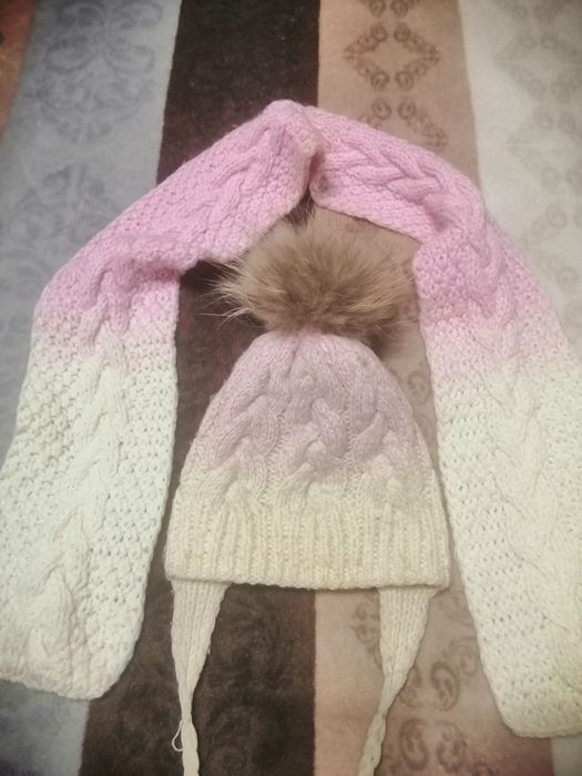 Зимова шапка з натуральним понпоном