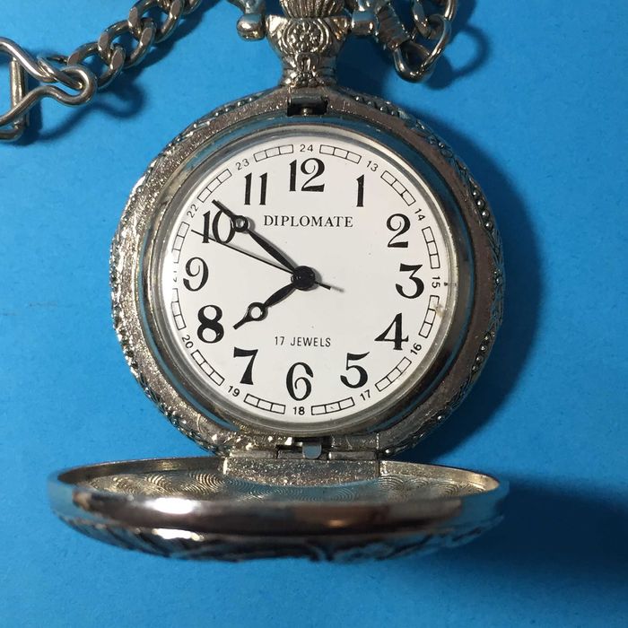 Relógio de Bolso com corrente prateada - marca DIPLOMATE