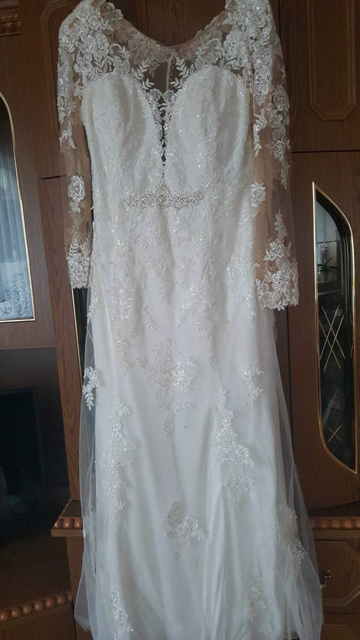 Długa przezroczysta suknia ślubna bez trenu z welonem