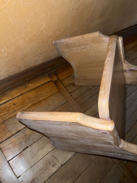 Деревʼяний стільчик