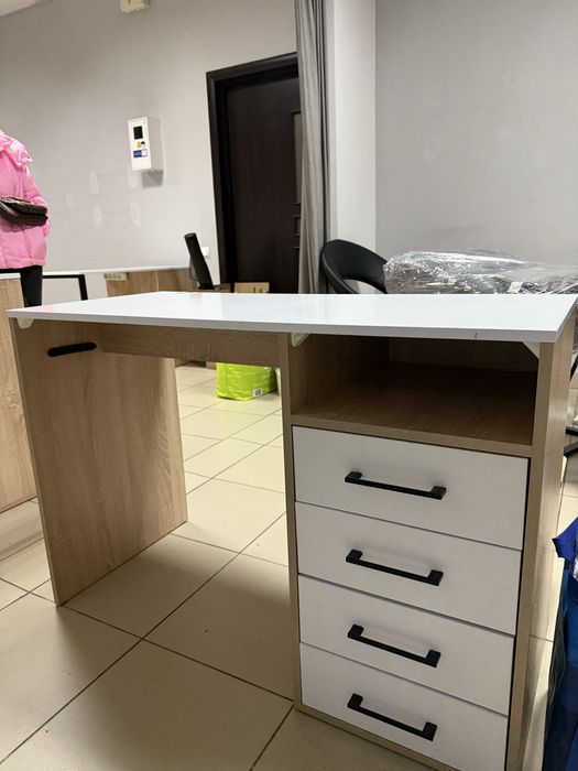 Продам стіл манікюрний