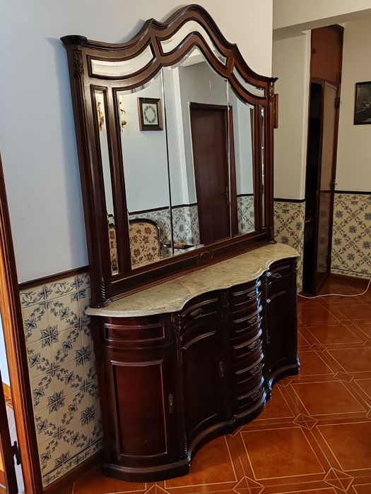 Aparador antigo espelho e tampo pedra