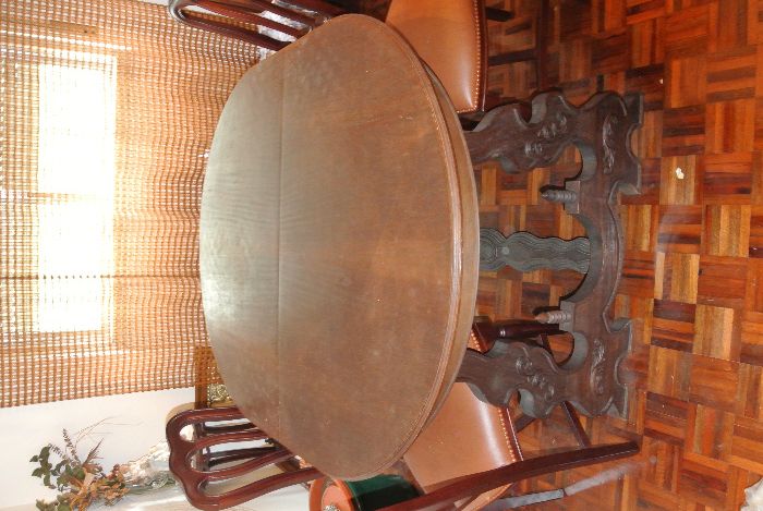 Mesa de jantar em madeira trabalhada para 6 pessoas (sem CADEIRAS)