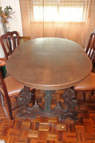 Mesa de jantar em madeira trabalhada para 6 pessoas (sem CADEIRAS)