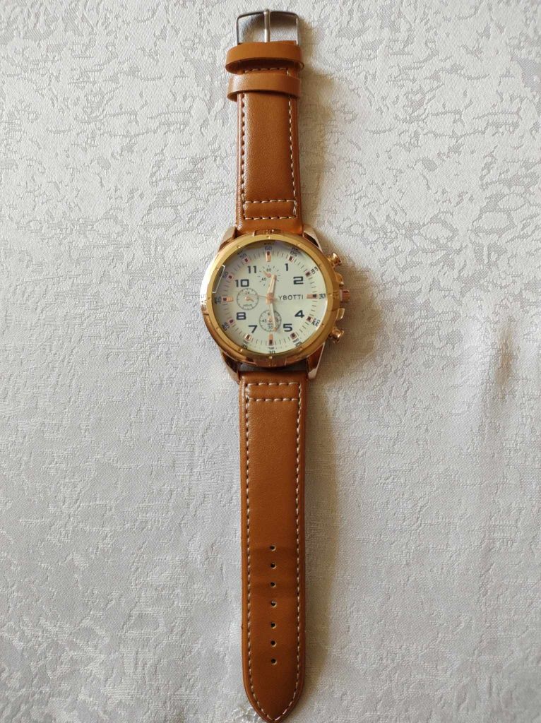 Luksusowy zegarek męski na skórzanym pasku 


Bardzo solidny zegarek m