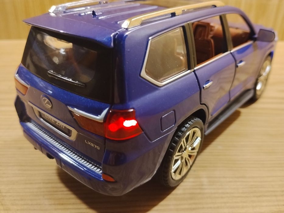 Коллекционная модель Lexus LX 570 1:24 автоэксперт Лексус металл свет