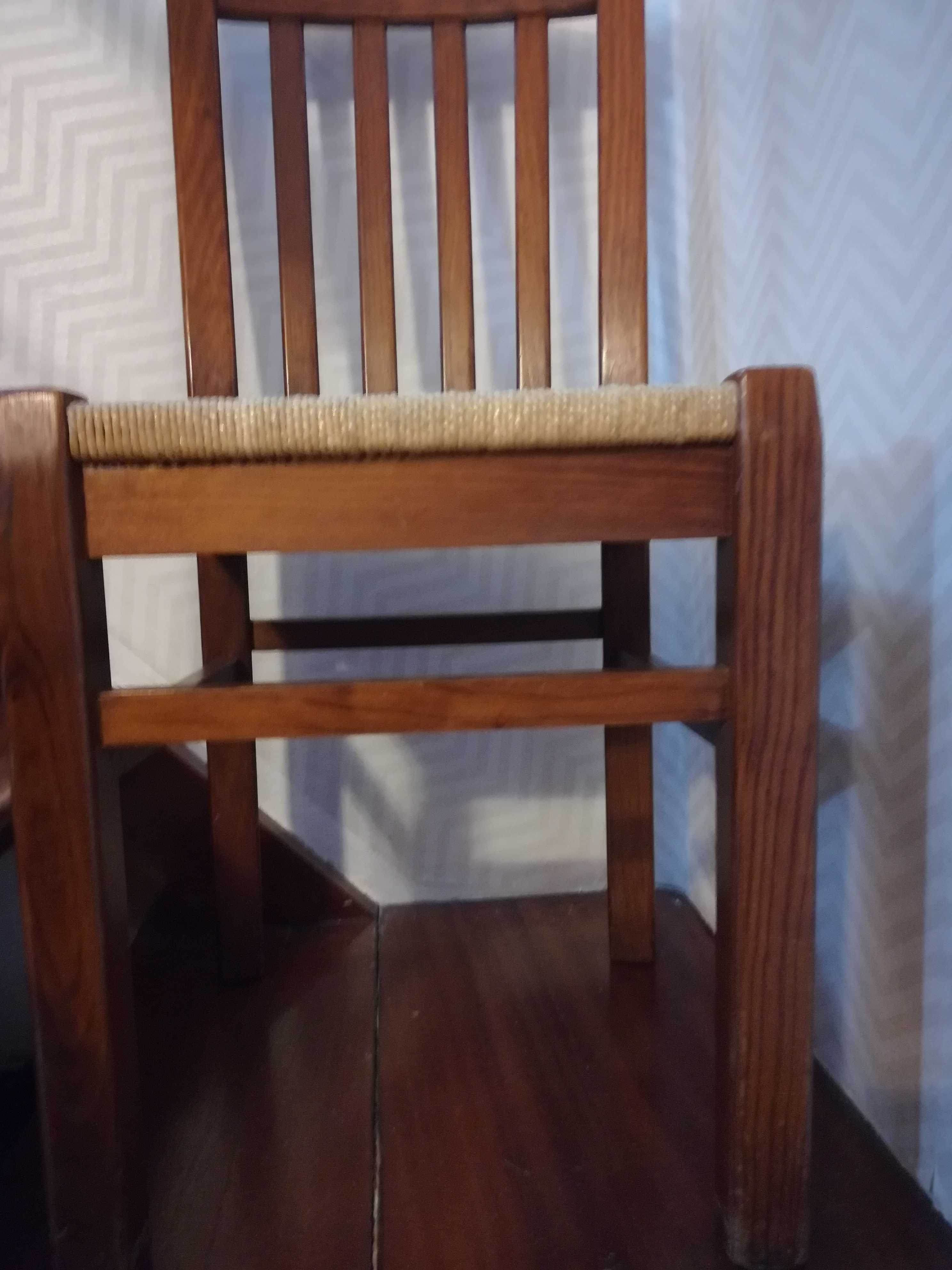 Cadeiras com assento em corda