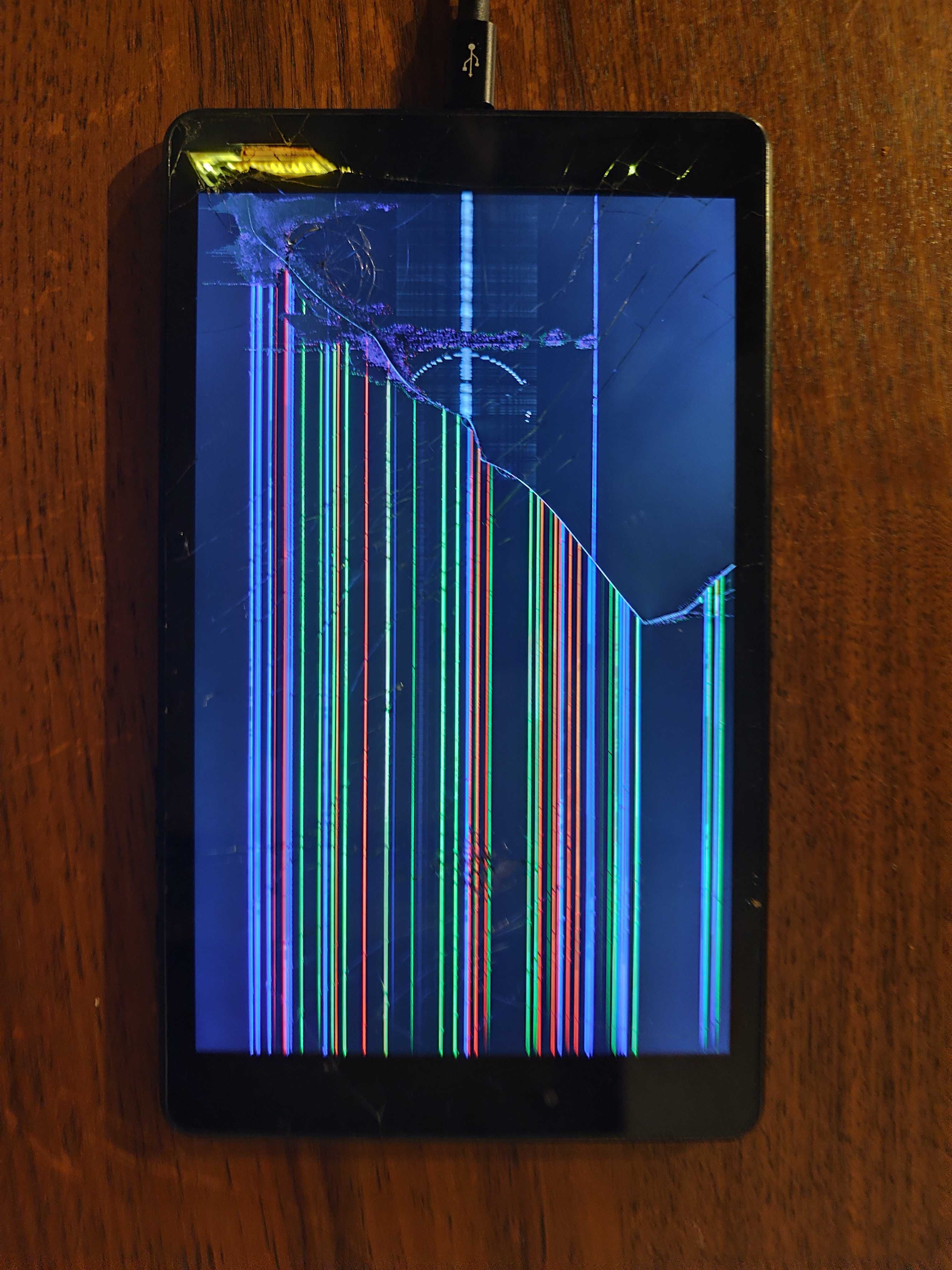Sprzedam tablet Samsung Galaha Tab 8-3/64. Jest karta SIM 4G.