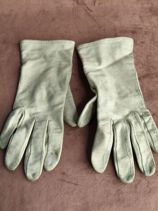 Stare białe skórzane rękawiczki damskie 144