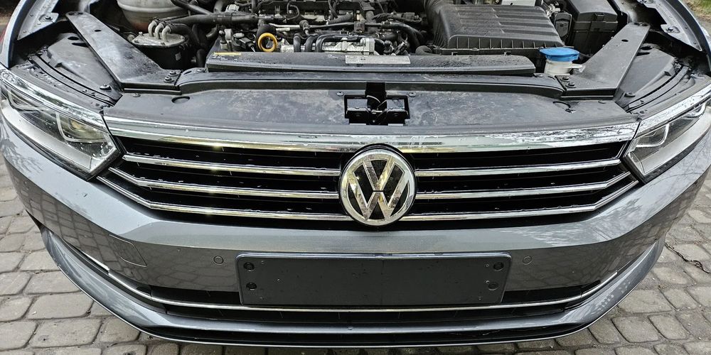 VW Passat B8  zderzak  przód  przedni  LR7H