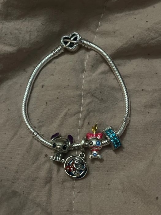Pulseira Pandora com pingentes stitch