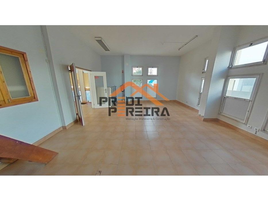 Loja com garagem, situada m Santo António dos Cavaleiros.