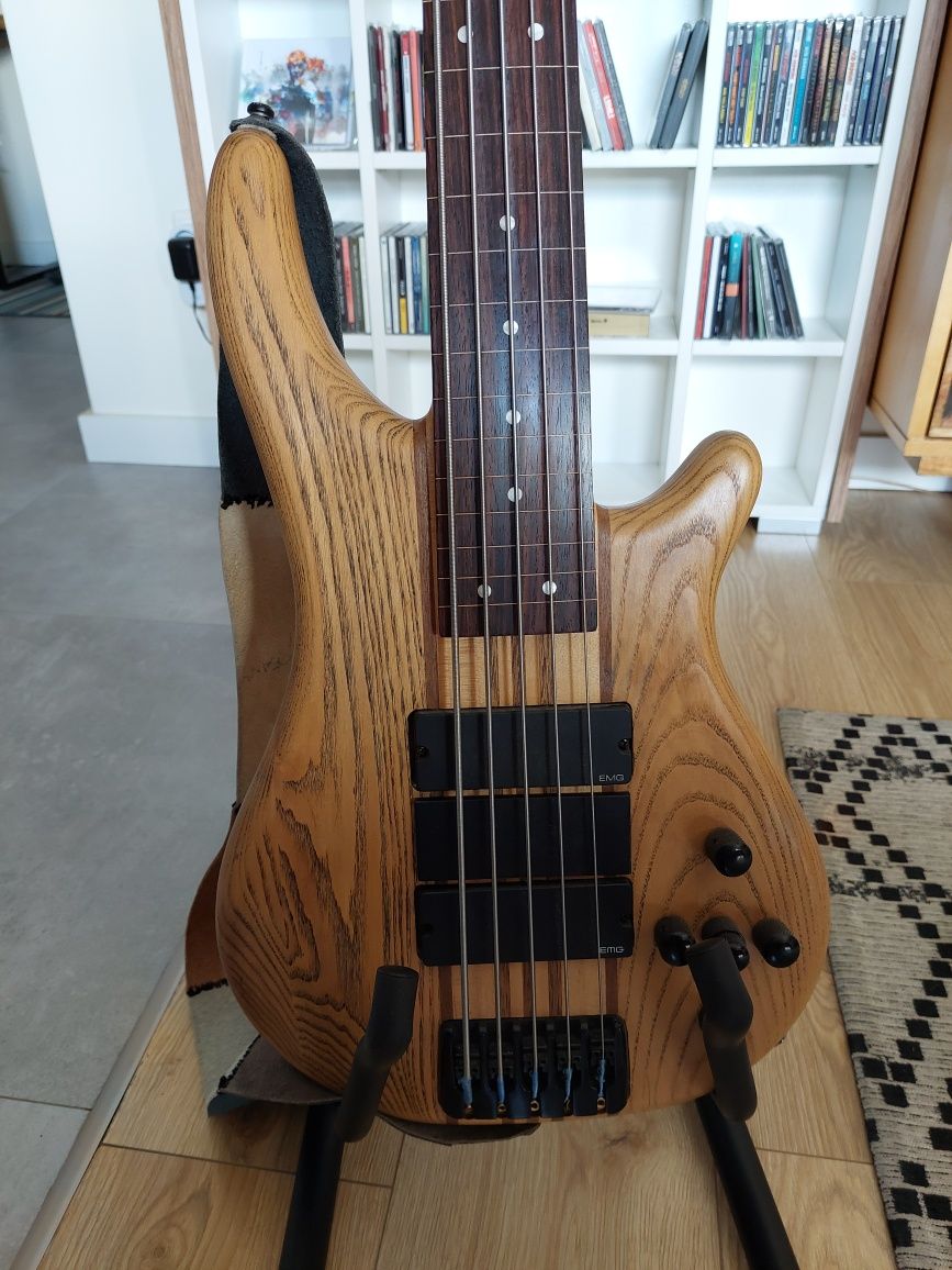 Bas fretless 5 strun