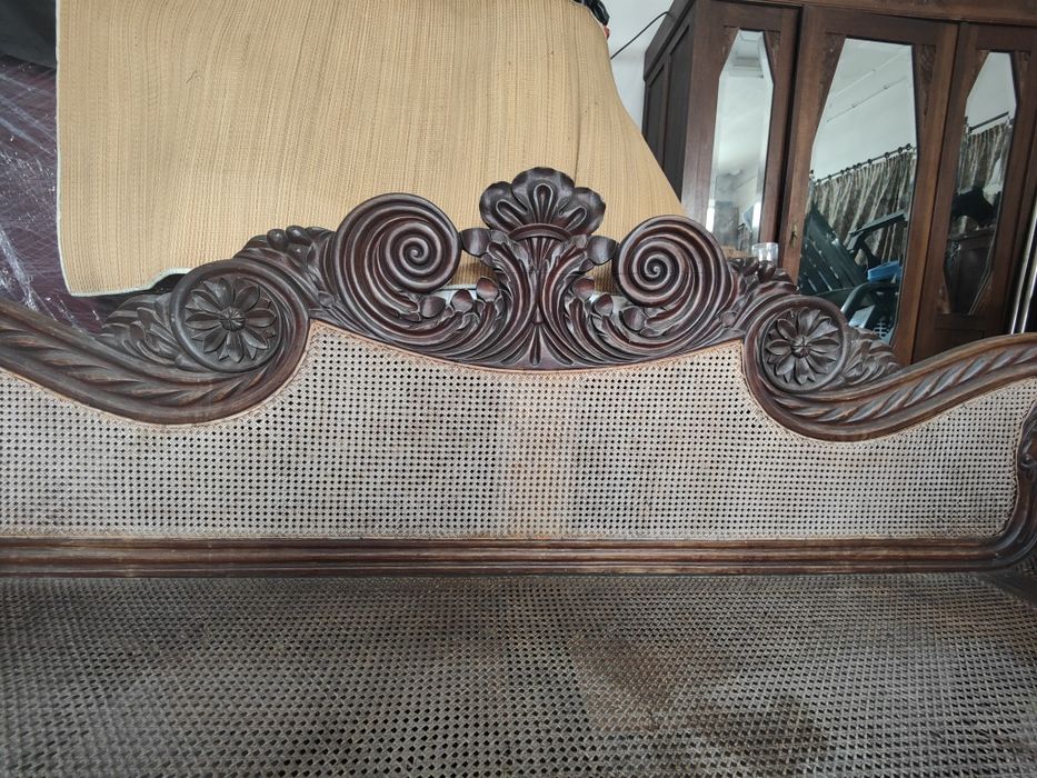 Canapé antigo para restaurar o assento