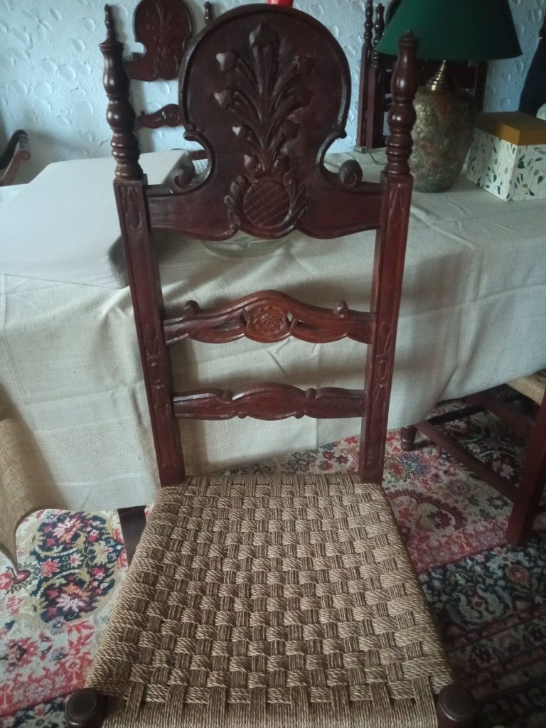 Cadeiras de sala - madeira maciça, estilo antigo.