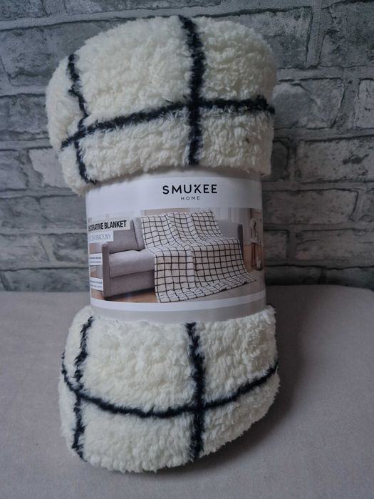 Ciepły, gruby i miły w dotyku koc w kratę