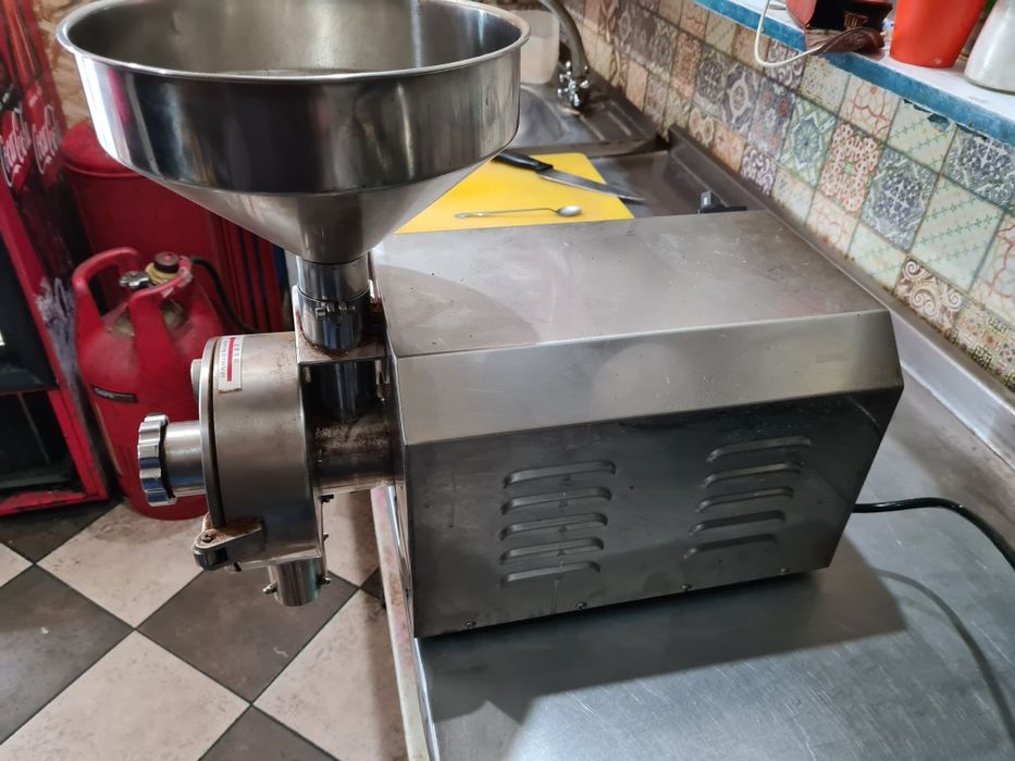 Продам кофемолку промышленую , измельчитель фля специй
