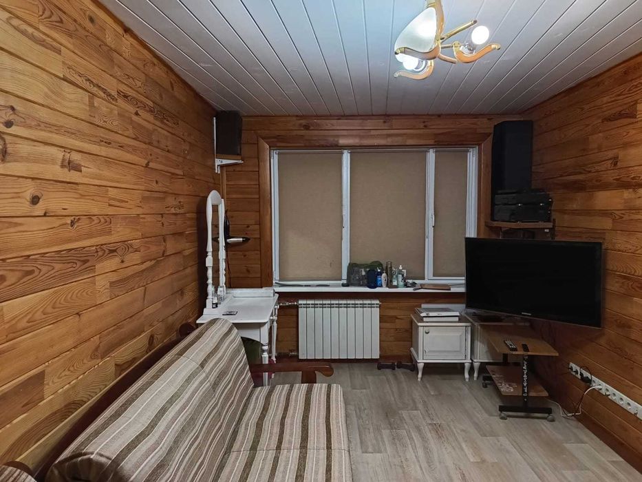 Продам матеріал, необхідний для облицювання кімнати деревом. Стіл.