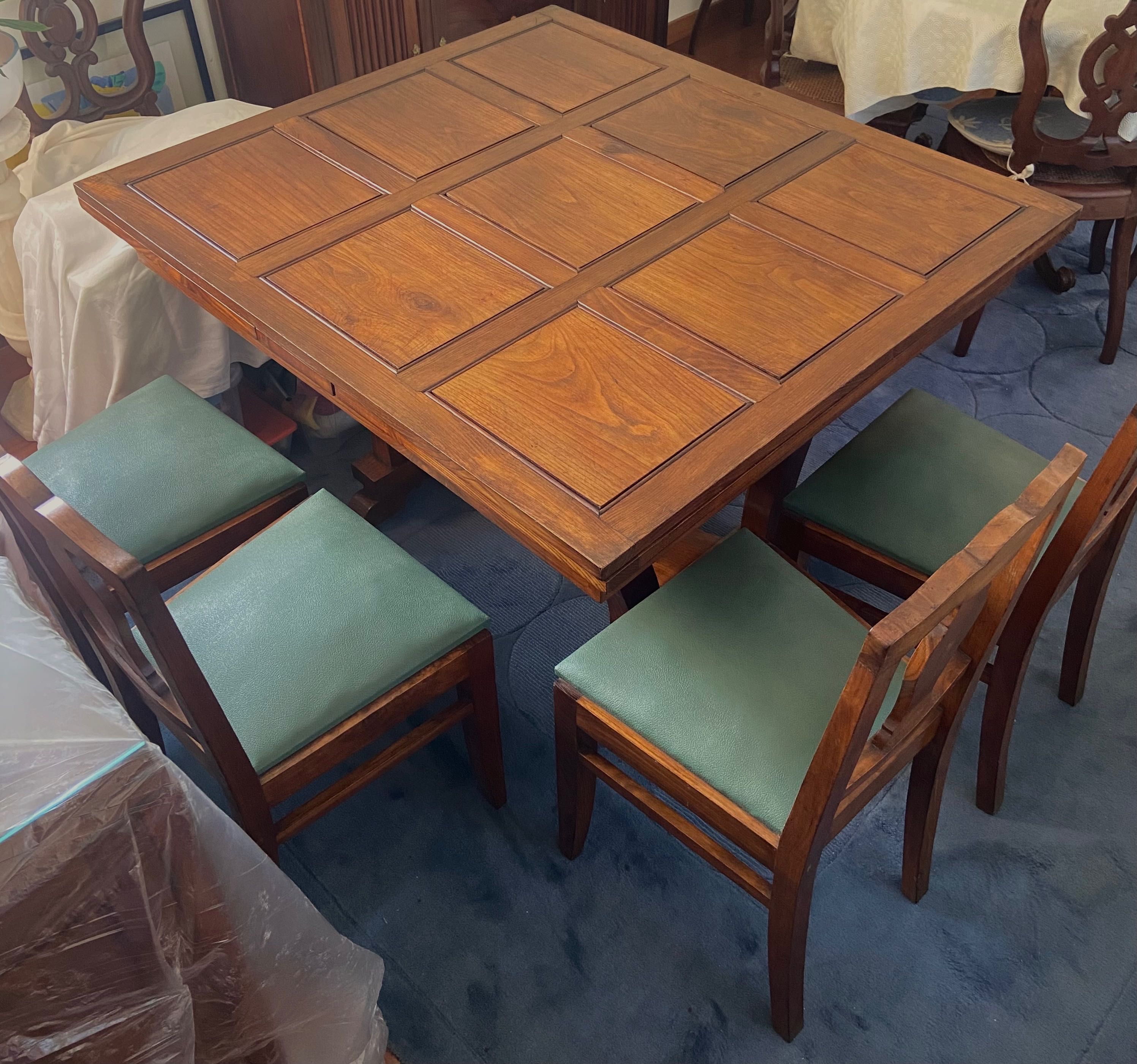 Mesa de madeira extensível com 4 cadeiras
