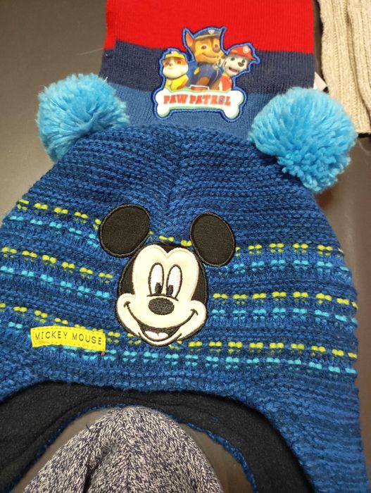 Lote do gorros e cachecol de criança