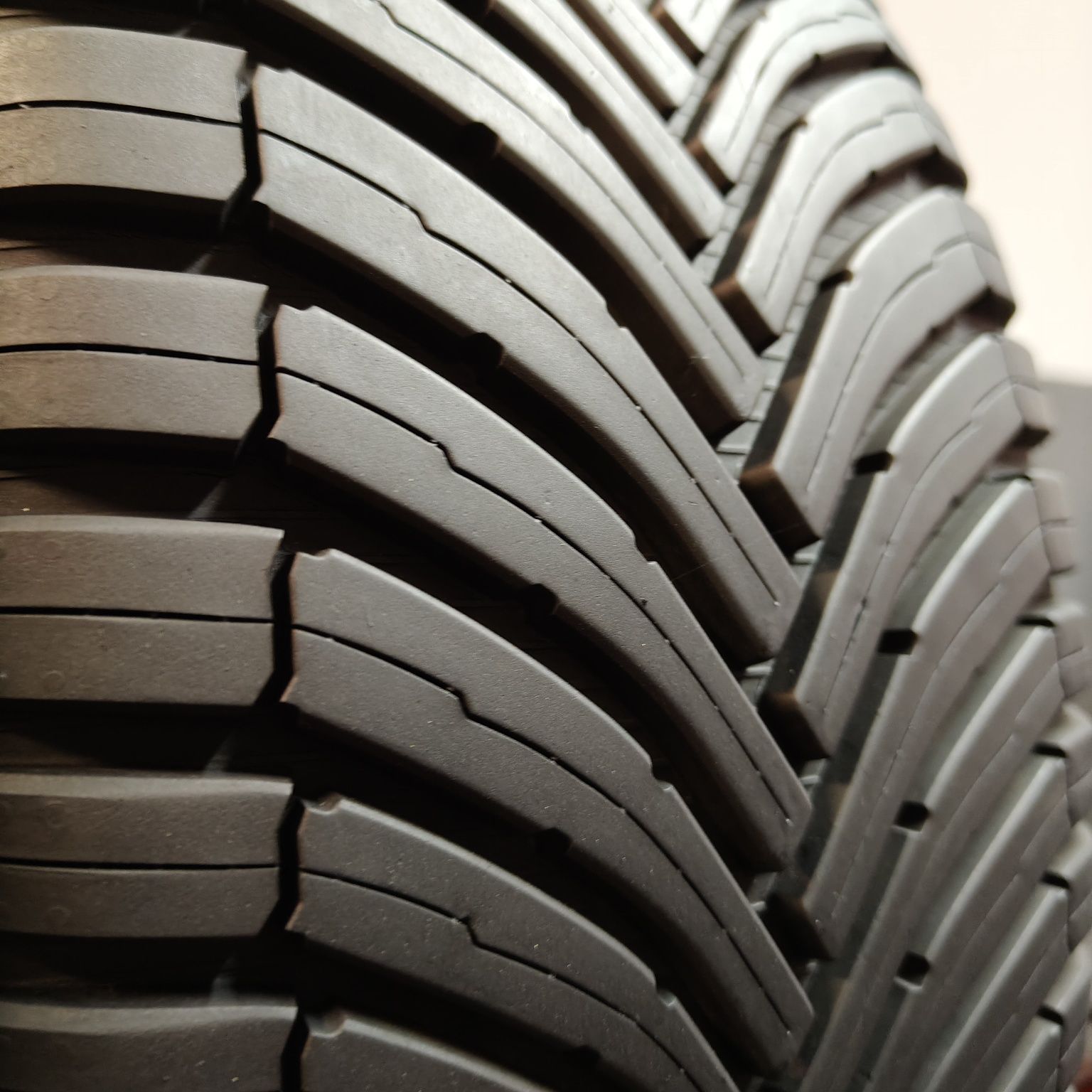 225/60/18 Sprzedam parę opon całorocznych Bridgestone