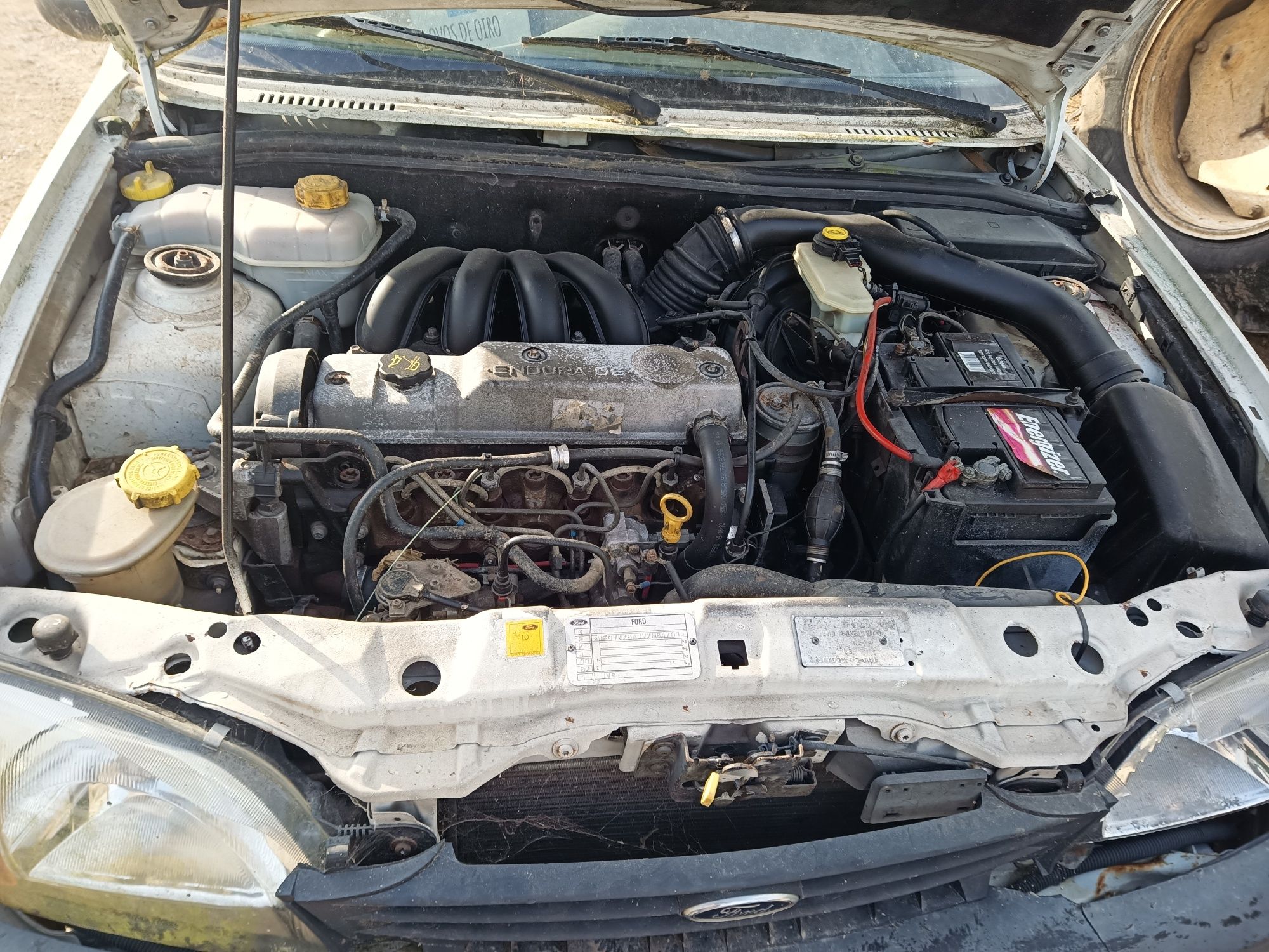 Ford Fiesta 1.8D para peças 
Mecânica traba