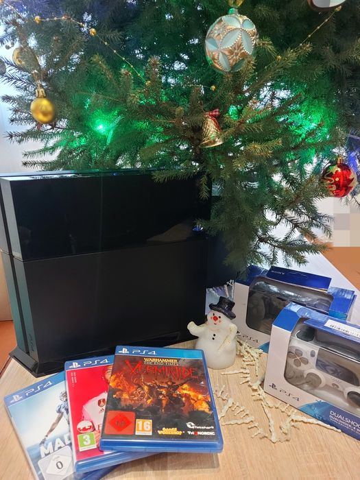 Sony PlayStation 4 PS4 (2 нових джойстики, диски з іграми, заряд. стан