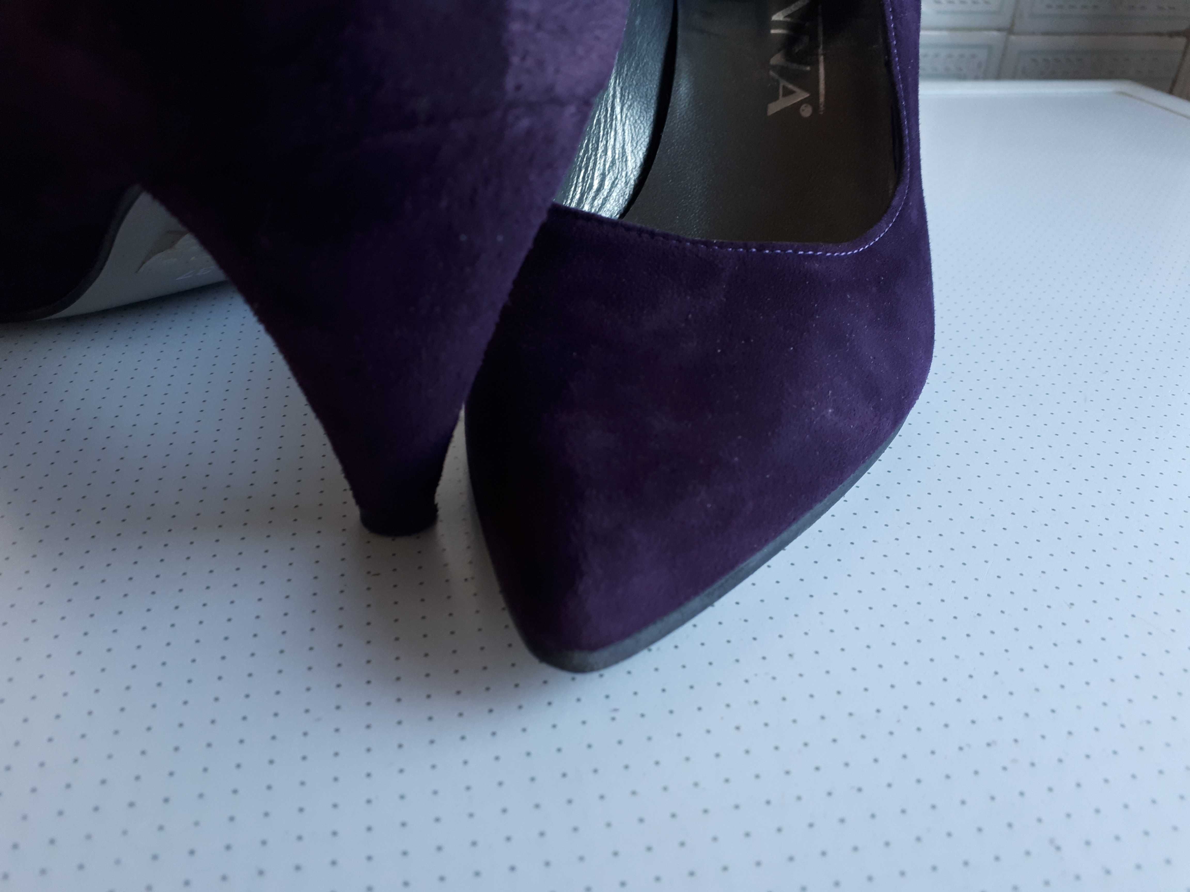 Sapatos em camurça tamanho 37 com pouco uso