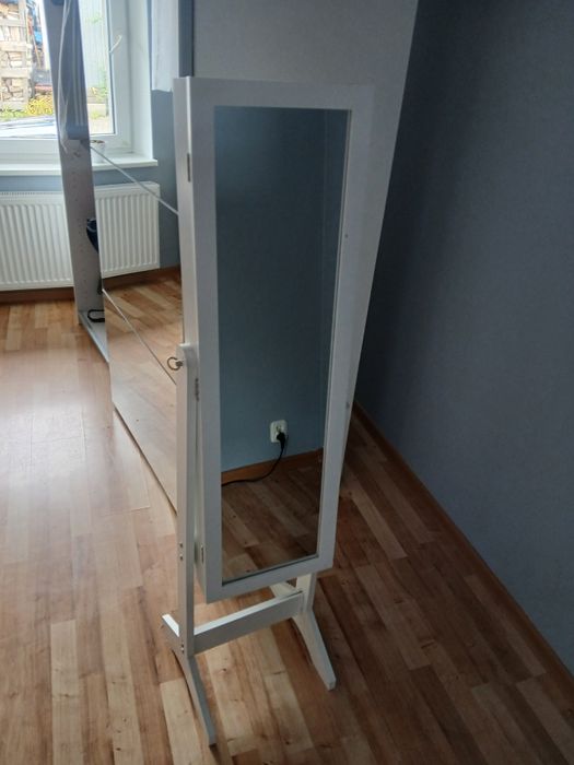 lustro stojące ze schowkiem na biżuterie