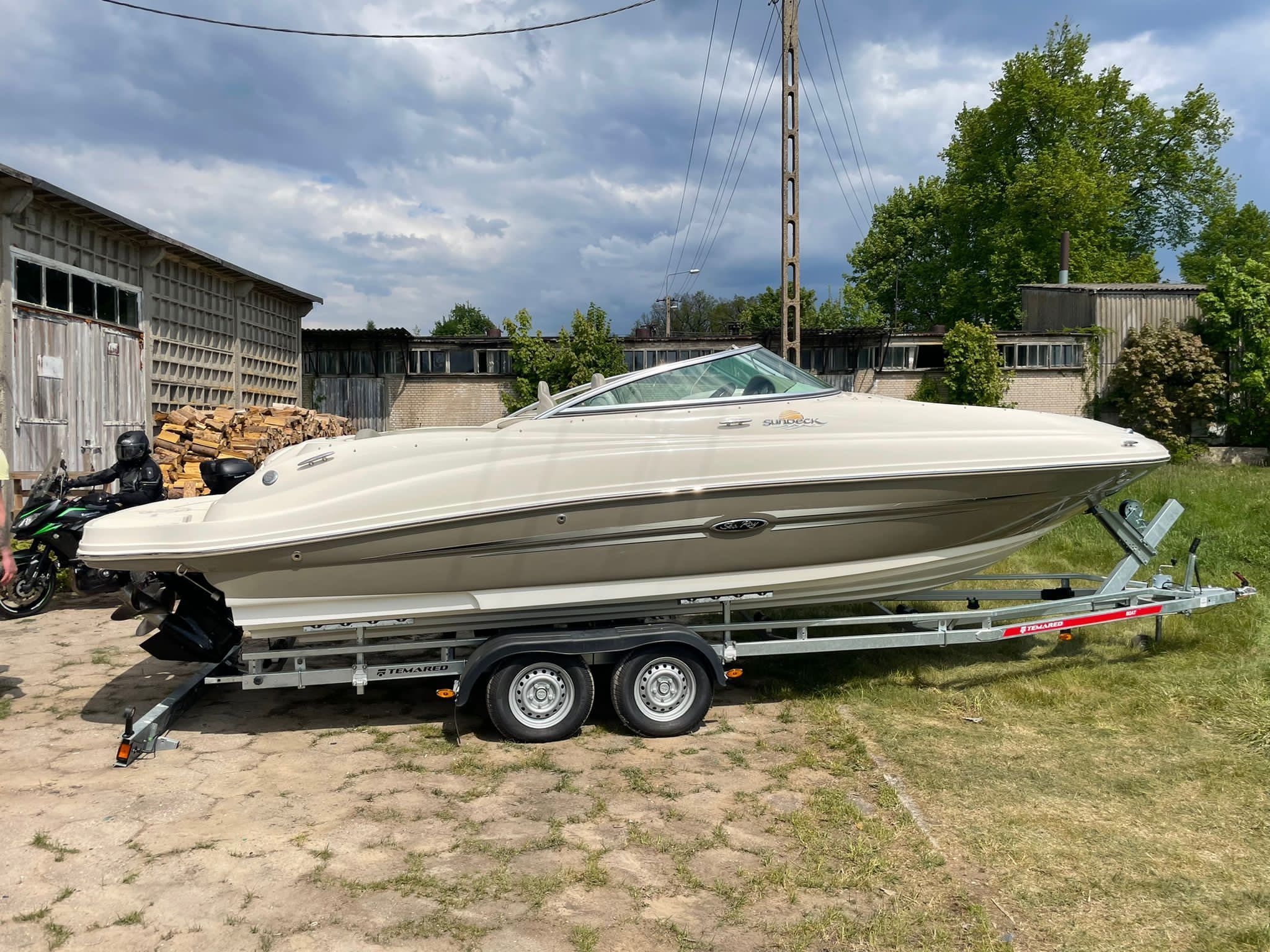 Łódź motorowa SEA RAY 220 Sundeck. 10-cio osobowa. 5.0 MPI Mercruiser.