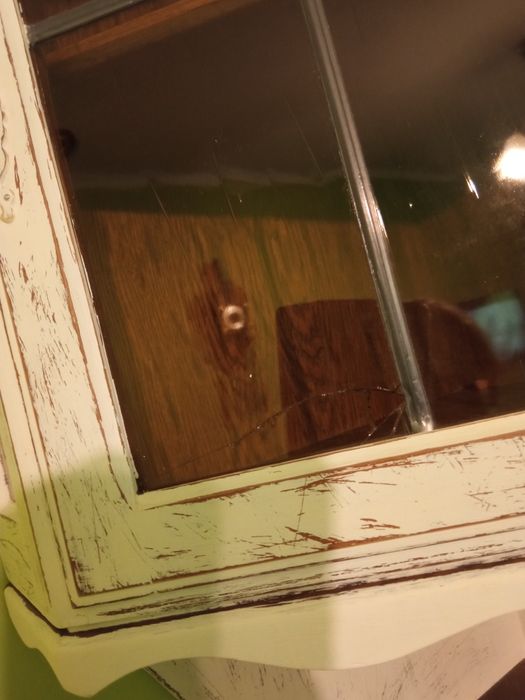 Narożna witryna, odnowiona z przecierkami