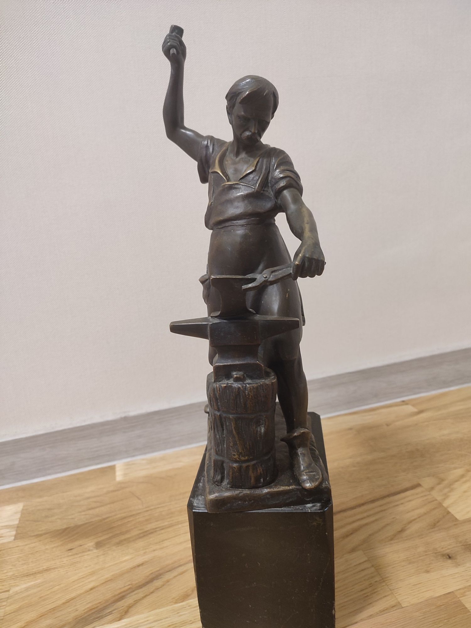 Бронзовая скульптура Gotthilf Jaeger "Blacksmith"  "Кузнец"