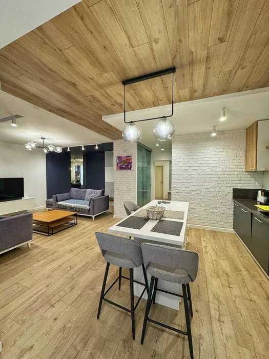 Оренда комфортної  3 кім. квартири в новобудові по вул. Незалежності