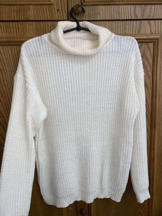 Біла вʼязана кофтинка