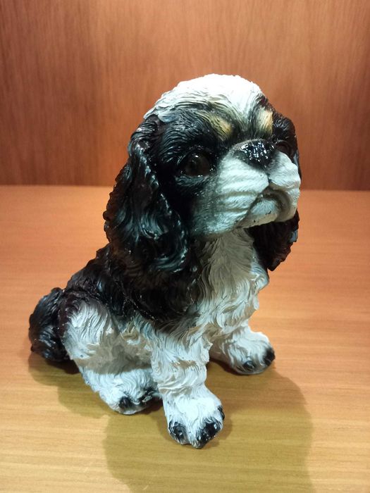 Estatueta de cão em resina pintada, muito antiga!
