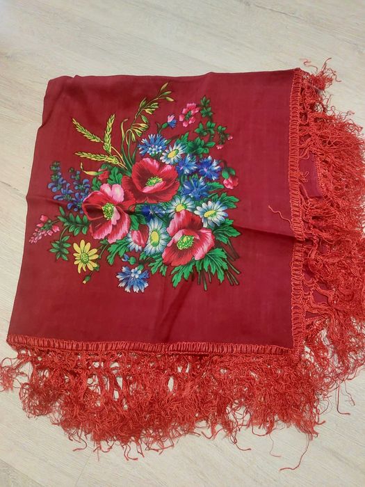 Рушник український ручна робота і хустка червона
