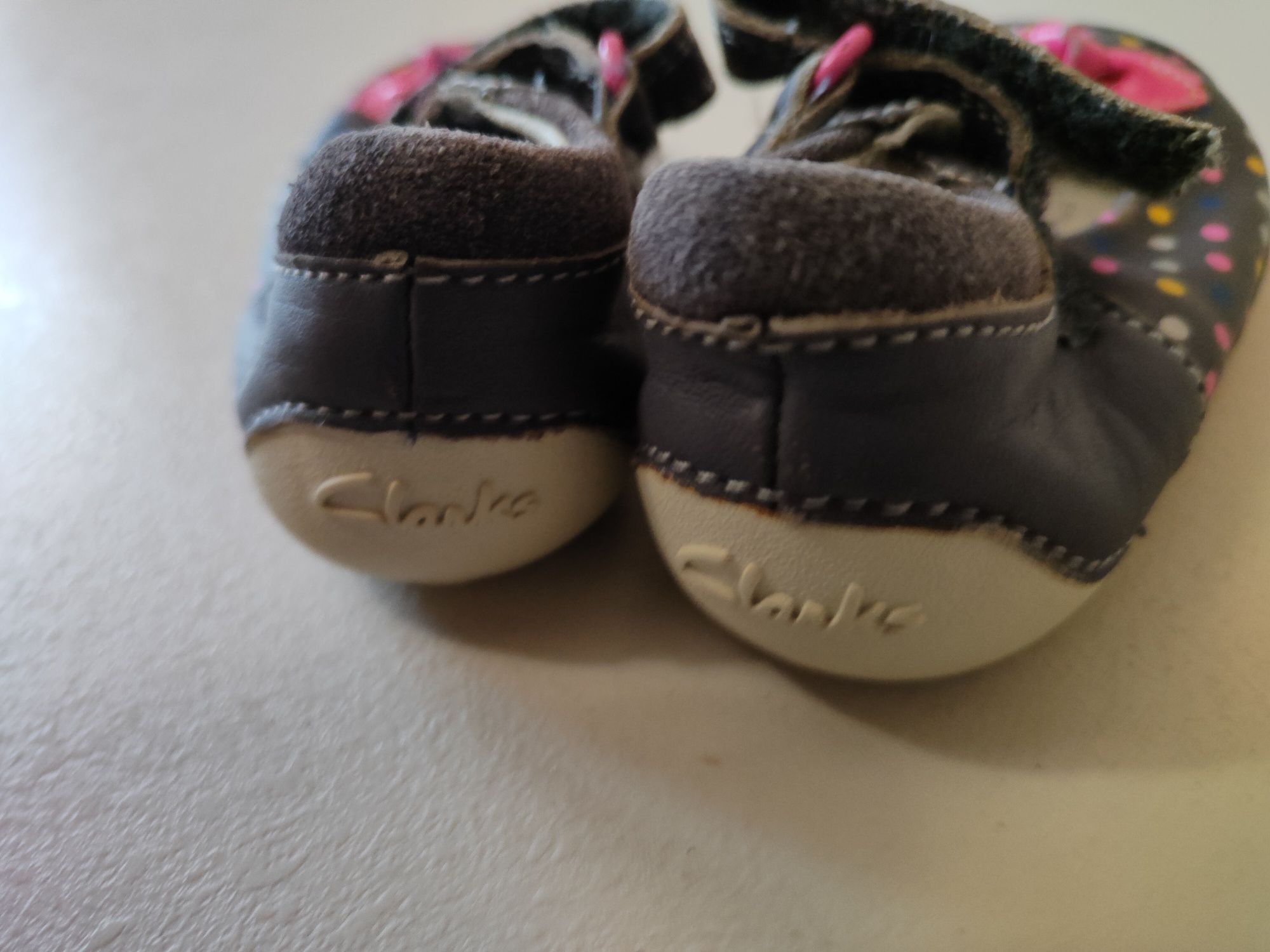 Sandały, buty niemowlęce zapinane na rzepy .